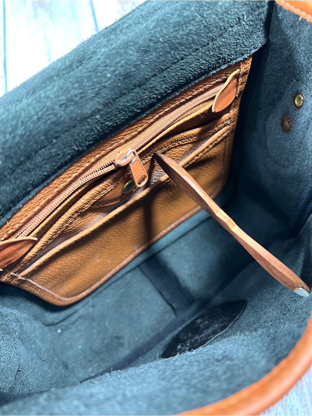 🦆 DOONEY & BOURKE BLACK AND TAN PEBBLE LEATHER SMALL CARRIER TURNLOCK CROSSBODY - Picture 11 of 14
